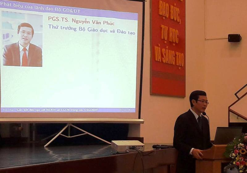 Phó giáo sư Nguyễn Văn Phúc, Thứ trưởng Bộ Giáo dục và Đào tạo cho rằng, nhà trường phải chủ động tìm đến doanh nghiệp để hợp tác, chuyển giao công nghệ. Ảnh: TT
