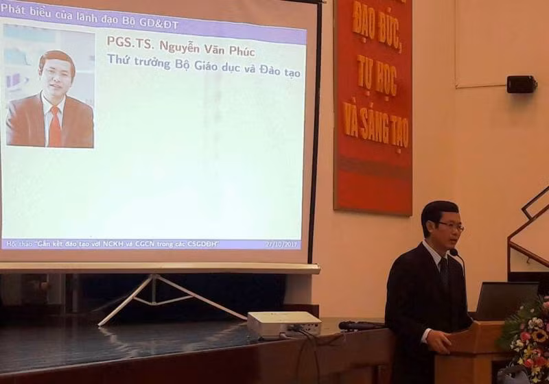 Phó giáo sư Nguyễn Văn Phúc, Thứ trưởng Bộ Giáo dục và Đào tạo cho rằng, nhà trường phải chủ động tìm đến doanh nghiệp để hợp tác, chuyển giao công nghệ. Ảnh: TT