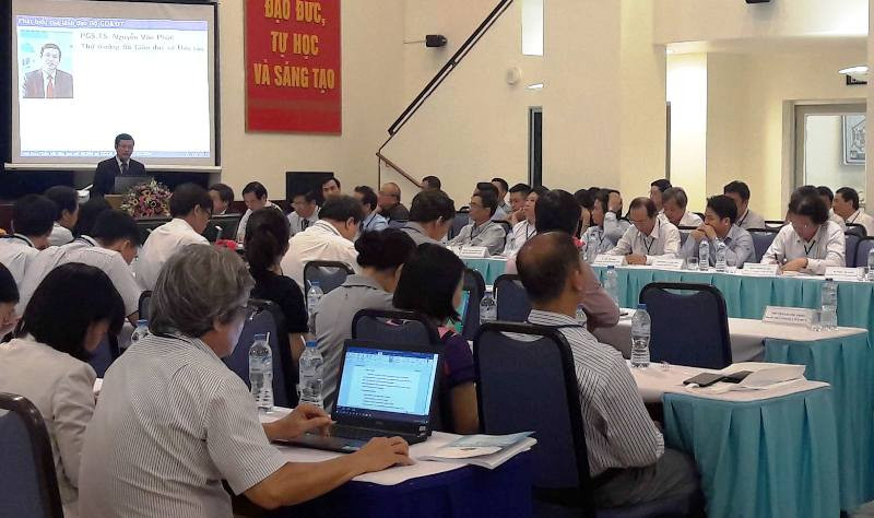 Nhiều giảng viên các trường đại học đến tham dự, chia sẻ quan điểm về gắn kết đào tạo với nghiên cứu khoa học và chuyển giao công nghệ trong các cơ sở giáo dục đại học. Ảnh: TT