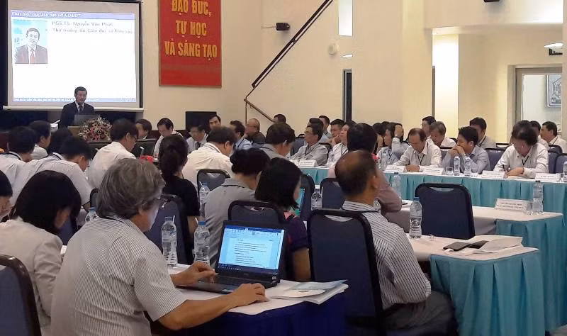 Nhiều giảng viên các trường đại học đến tham dự, chia sẻ quan điểm về gắn kết đào tạo với nghiên cứu khoa học và chuyển giao công nghệ trong các cơ sở giáo dục đại học. Ảnh: TT