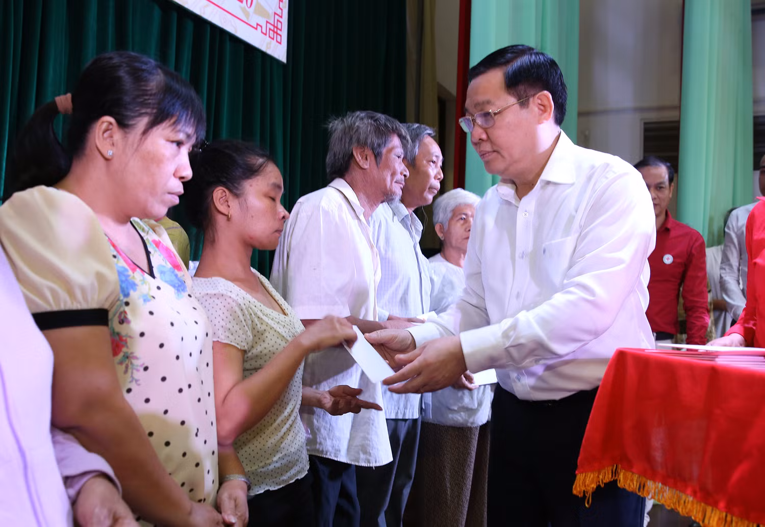 Phó Thủ tướng Vương Đình Huệ tặng quà cho các gia đình. Ảnh: VGP
