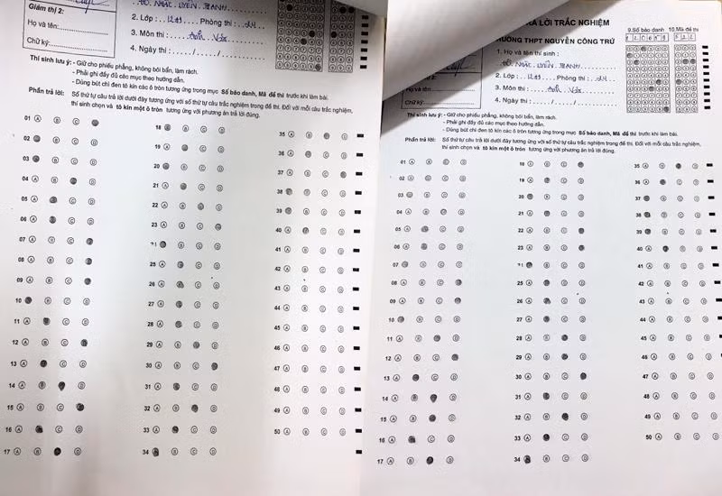 Bài thi của học sinh trước và sau khi được chỉnh sửa (từ trái qua). (Ảnh: H.L) Bài thi của học sinh trước và sau khi được chỉnh sửa (từ trái qua). (Ảnh: H.L)