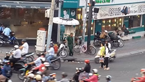 Vắng Cảnh sát giao thông, thanh niên xung phong phải đứng vào chỉnh đèn tín hiệu (Ảnh: T.Q) Vắng Cảnh sát giao thông, thanh niên xung phong phải đứng vào chỉnh đèn tín hiệu (Ảnh: T.Q)