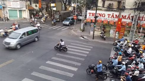 Dừng đậu đèn đỏ vi phạm giao thông thoải mái...do thiếu người xử phạt (Ảnh: T.Q) Dừng đậu đèn đỏ vi phạm giao thông thoải mái...do thiếu người xử phạt (Ảnh: T.Q)