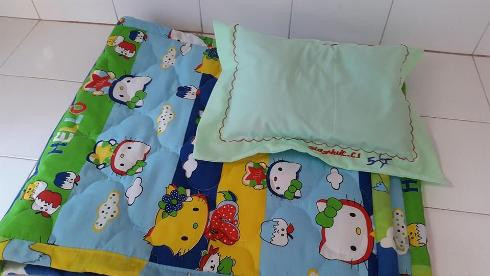 Nệm và gối mới của một cháu học sinh trường mầm non Bé Ngoan, quận 1 (ảnh: T.Q)