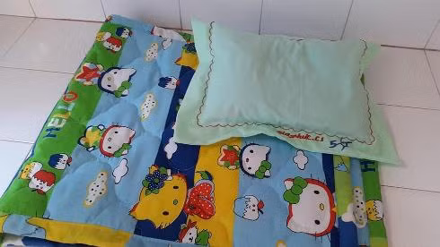 Nệm và gối mới của một cháu học sinh trường mầm non Bé Ngoan, quận 1 (ảnh: T.Q) Nệm và gối mới của một cháu học sinh trường mầm non Bé Ngoan, quận 1 (ảnh: T.Q)