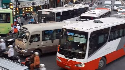Xe buýt, xe khách, xe máy lưu thông ken chặt, gây nên cảnh tượng hỗn loạn trong giao thông (Ảnh: T.Q) Xe buýt, xe khách, xe máy lưu thông ken chặt, gây nên cảnh tượng hỗn loạn trong giao thông (Ảnh: T.Q)