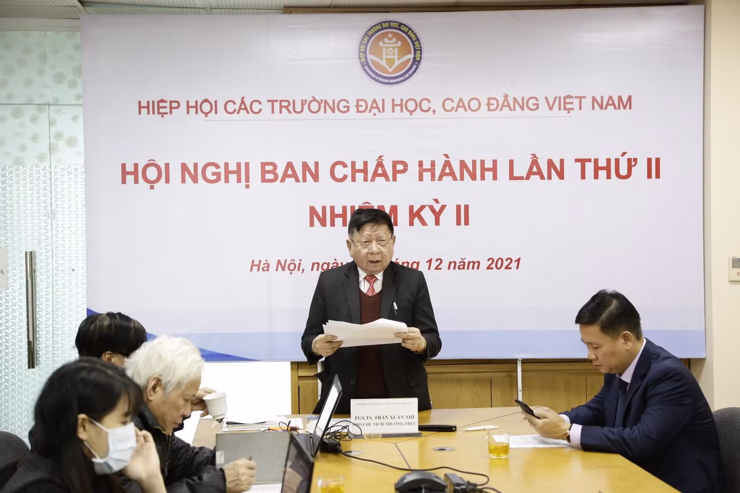 Phó Chủ tịch Hiệp hội Các trường đại học, cao đẳng Việt Nam Trần Xuân Nhĩ có tóm tắt báo cáo hoạt động của Hiệp hội năm 2021 (ảnh: Ngọc Ánh)