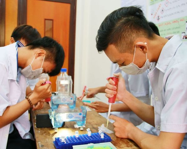 Sinh viên Trường Đại học An Giang trong giờ học thực hành. Ảnh: Website Trường Đại học An Giang.