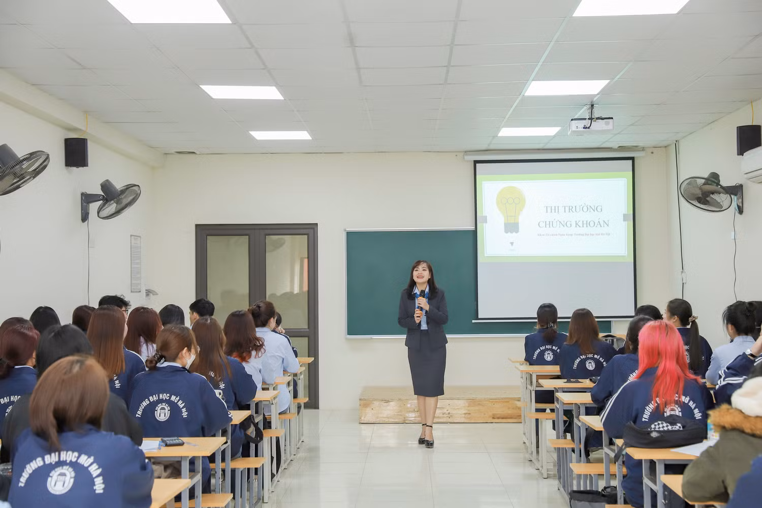 Một giờ học của sinh viên Trường Đại học Mở Hà Nội. Ảnh: NVCC