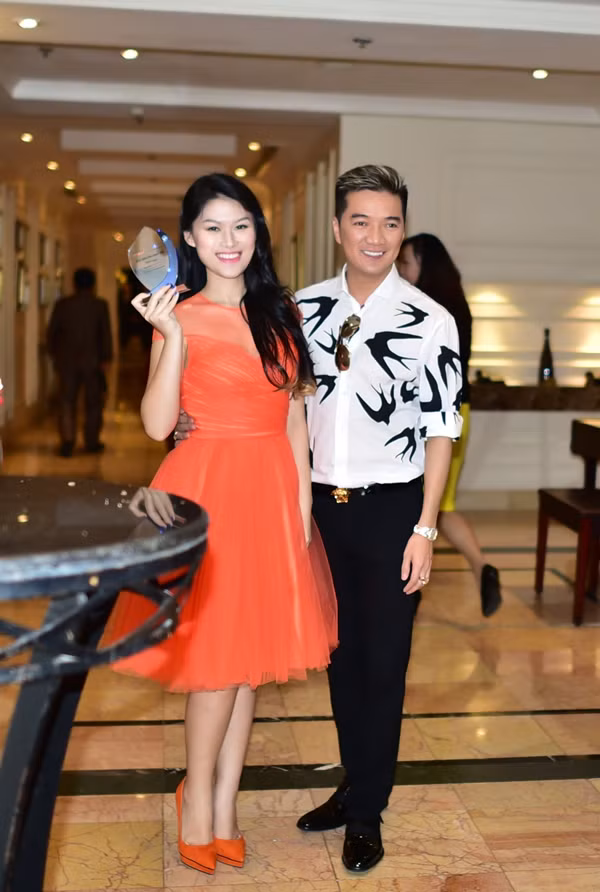 Nữ diên viên Ngọc Thanh Tâm và Đàm Vĩnh Hưng nhận kỷ niêm chương. Nữ diên viên Ngọc Thanh Tâm và Đàm Vĩnh Hưng nhận kỷ niêm chương.