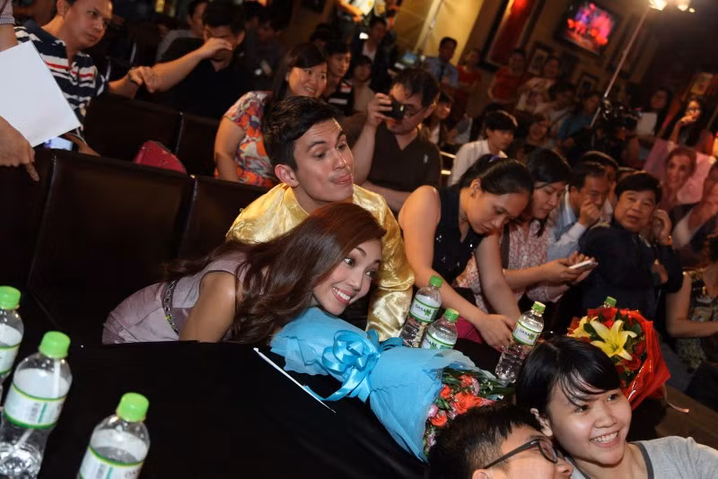 Các diễn viên vô cùng thân thiện khi chụp ảnh "tự sướng" cùng fan hâm mộ. Sau buổi họp fan, 3 nghệ sĩ Philippines sẽ có nhiều hoạt động tại Việt Nam cho đến hết ngày 20/07.