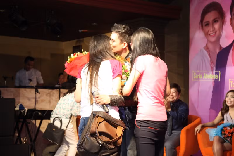Chính tình cảm chân thành của anh, Tom nhận được rất nhiều hoa từ các fan hâm mộ. Để đáp trả lại tình cảm này, Tom không ngại ôm hôn các fan nữ, hành động này cũng ghi điểm trong lòng của khán giả Việt bởi không chỉ điển trai mà nam diễn viên thật sự rất tâm lý và gần gũi.