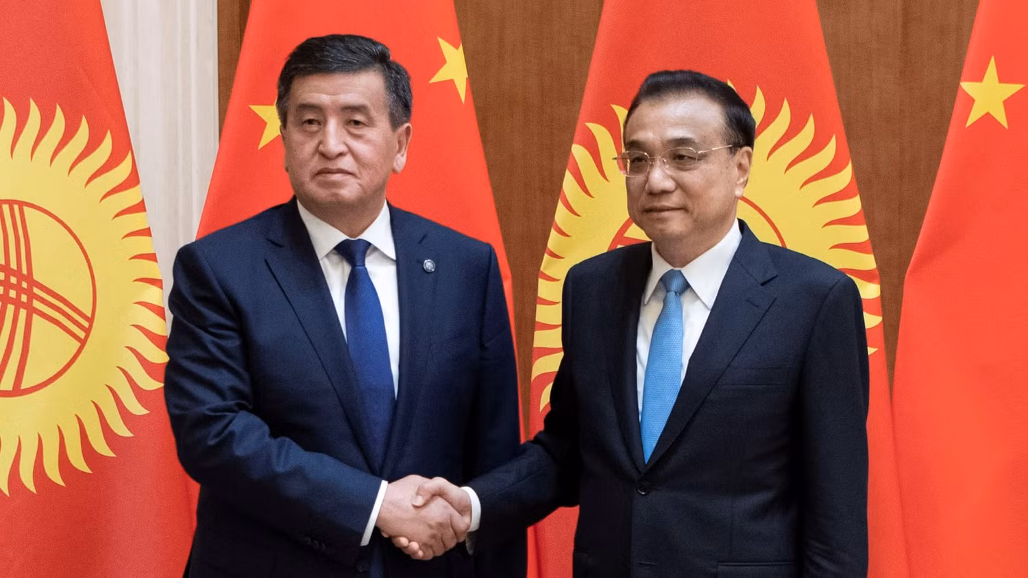 Tổng thống Kyrgyzstan Sooronbai Jeenbekov bắt tay với Thủ tướng Trung Quốc Lý Khắc Cường tại Bắc Kinh vào ngày 7/6. Ảnh: Reuters.