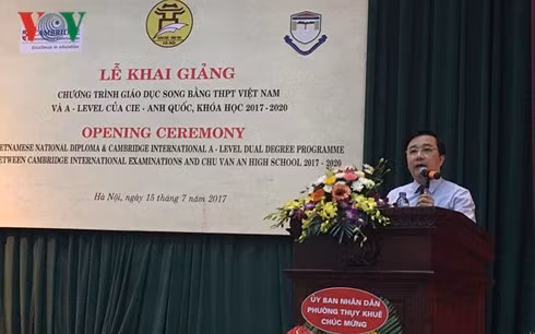 Tiến sĩ Chử Xuân Dũng - Phó giám đốc Sở Giáo dục và Đào tạo Hà Nội phát biểu tại lễ khai giảng chương trình giáo dục song bằng (thí điểm) tại Trường Trung học phổ thông Chu Văn An ngày 15/7/2017. Ảnh: VOV. Tiến sĩ Chử Xuân Dũng - Phó giám đốc Sở Giáo dục và Đào tạo Hà Nội phát biểu tại lễ khai giảng chương trình giáo dục song bằng (thí điểm) tại Trường Trung học phổ thông Chu Văn An ngày 15/7/2017. Ảnh: VOV.