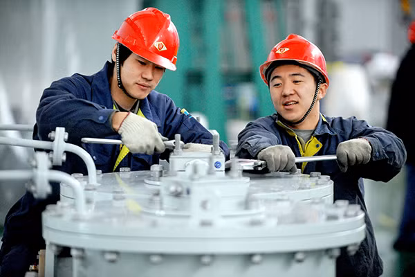 Công nhân Trung Quốc thuộc tập đoàn Tebian Electric Apparatus, ảnh minh họa: China Daily.