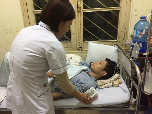 Em Phạm Tiến Huỳnh đang được điều trị tại Bệnh viện Tim mạch Hà Nội. Ảnh: Đinh Thao