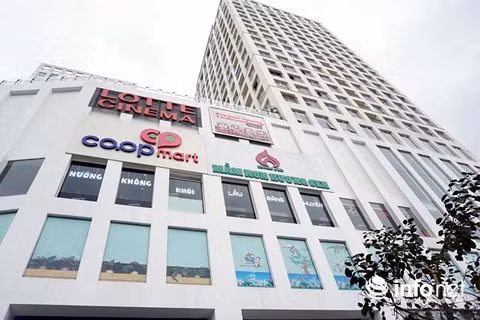 Tòa nhà 21 tầng, nơi xảy ra sự việc đáng tiếc khiến cháu bé 3 tuổi tử vong. Ảnh: Nguồn Báo Infonet. Tòa nhà 21 tầng, nơi xảy ra sự việc đáng tiếc khiến cháu bé 3 tuổi tử vong. Ảnh: Nguồn Báo Infonet.