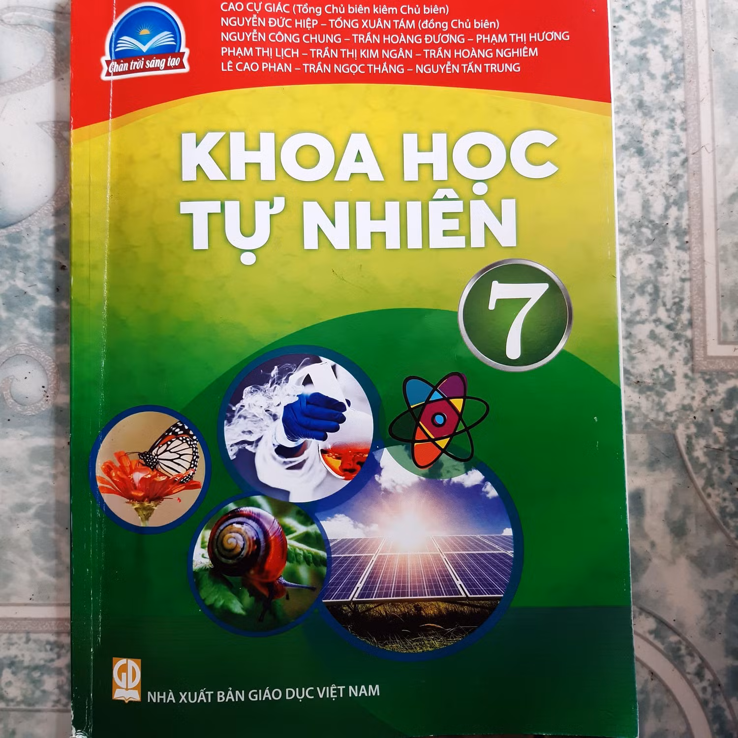 Sách Khoa học tự nhiên lớp 7 đã được cô Minh đọc "nhàu nát" - Ảnh Sơn Quang Huyến