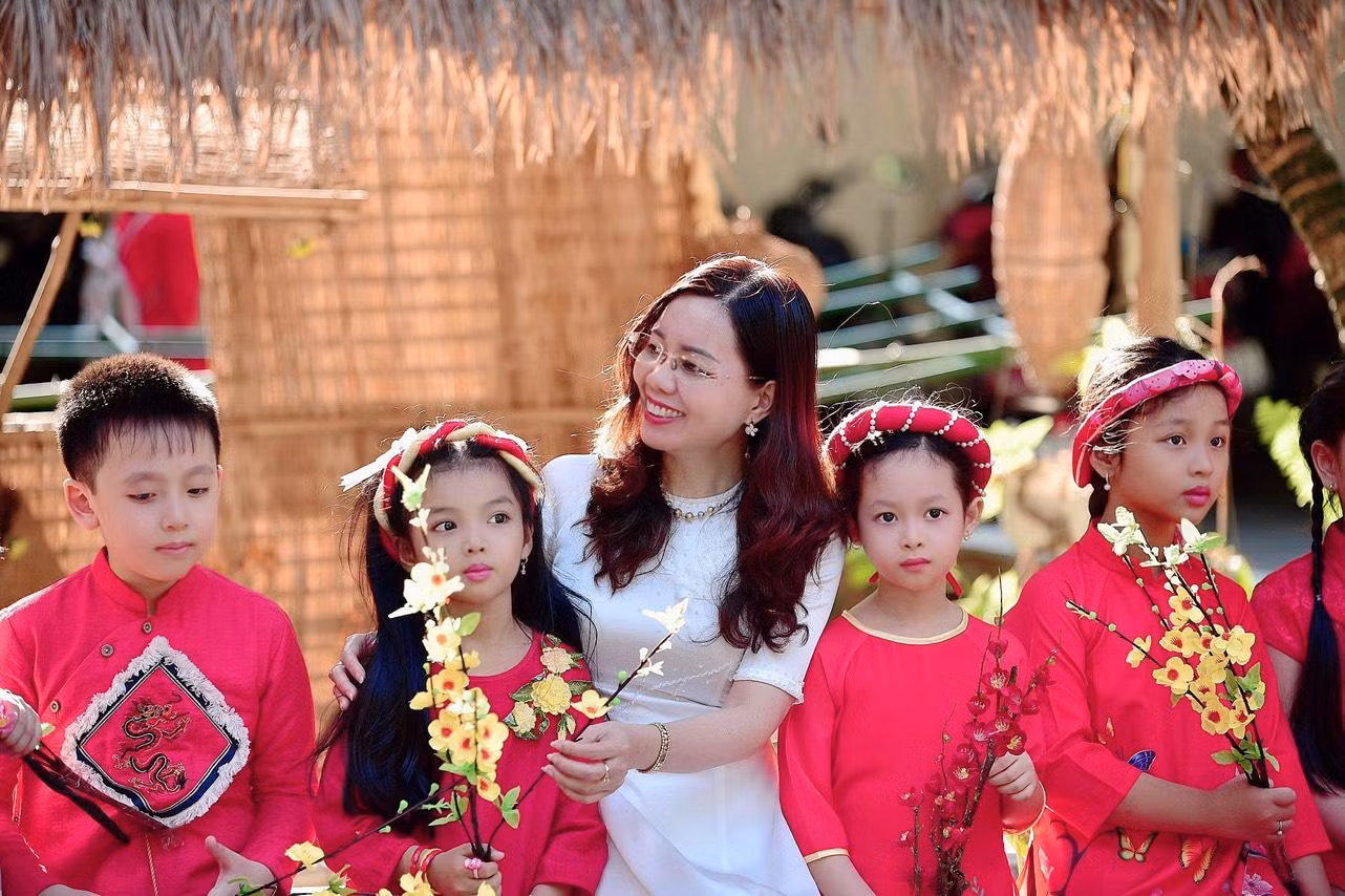 Cô giáo Vũ Thị Việt Hoa, Hiệu trưởng Trường Tiểu học Quang Trung thành phố Vũng Tàu. (Ảnh: NVCC) Cô giáo Vũ Thị Việt Hoa, Hiệu trưởng Trường Tiểu học Quang Trung thành phố Vũng Tàu. (Ảnh: NVCC)