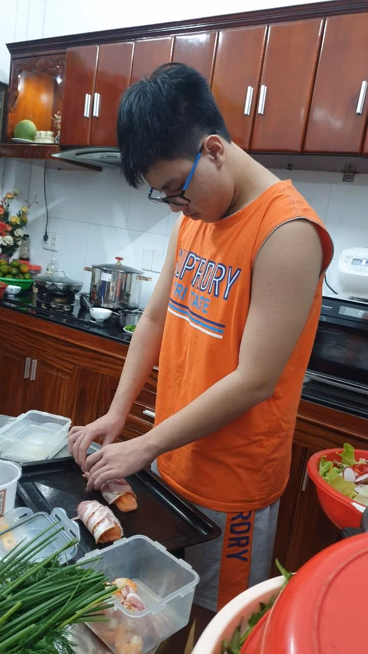 Em Nguyễn Thế Tuấn Minh thành thạo chế biến món ăn đãi thầy cô - Ảnh SQH Em Nguyễn Thế Tuấn Minh thành thạo chế biến món ăn đãi thầy cô - Ảnh SQH