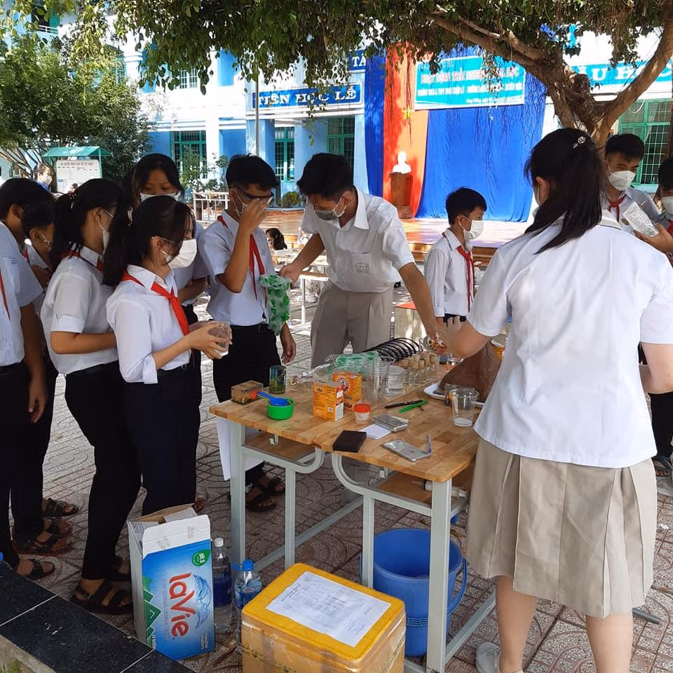 Trải nghiệm với những thí nghiệm mới lạ tại gian hàng Hóa học