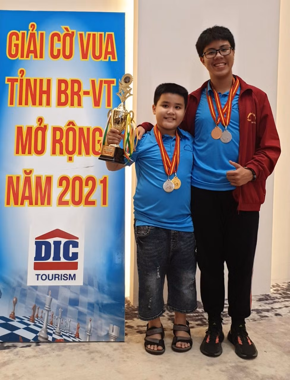 Hai anh em Nguyễn Thế Tuấn Minh - Nguyễn Thế Tuấn Anh trong Giải cờ Vua tỉnh Bà Rịa - Vũng Tàu mở rộng năm 2021 - Ảnh GĐCC Hai anh em Nguyễn Thế Tuấn Minh - Nguyễn Thế Tuấn Anh trong Giải cờ Vua tỉnh Bà Rịa - Vũng Tàu mở rộng năm 2021 - Ảnh GĐCC