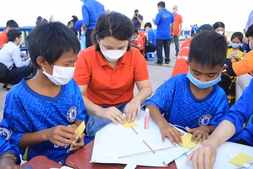 Học sinh đồng bào Raglai hào hứng, thích thú trải nghiệm làm diều (Ảnh TA)