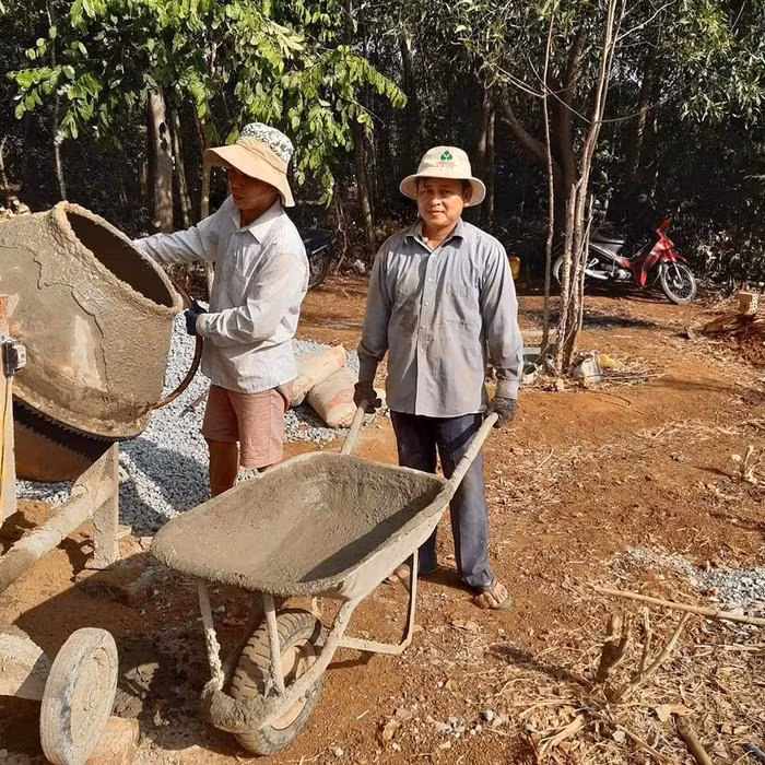 Thầy Lê Hà Trung- bên phải- giáo viên tại Bà Rịa - Vũng Tàu làm phụ hồ cải thiện thu nhập - Ảnh Sơn Quang Huyến Thầy Lê Hà Trung- bên phải- giáo viên tại Bà Rịa - Vũng Tàu làm phụ hồ cải thiện thu nhập - Ảnh Sơn Quang Huyến