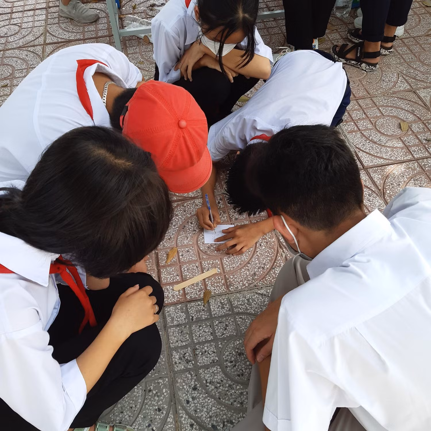 Học sinh cố gắng tìm đáp số nhanh nhất tại gian hàng Sinh học