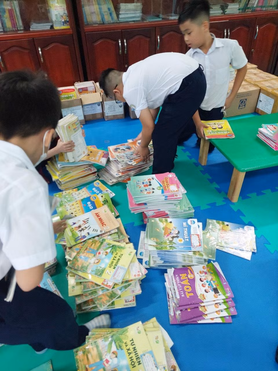 Mỗi loại sách được phân chia cẩn thận Mỗi loại sách được phân chia cẩn thận