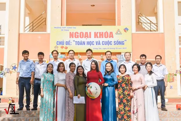 Tập thể giáo viên tổ Toán cùng ban giám hiệu Trường Trung học phổ thông Vũng Tàu.