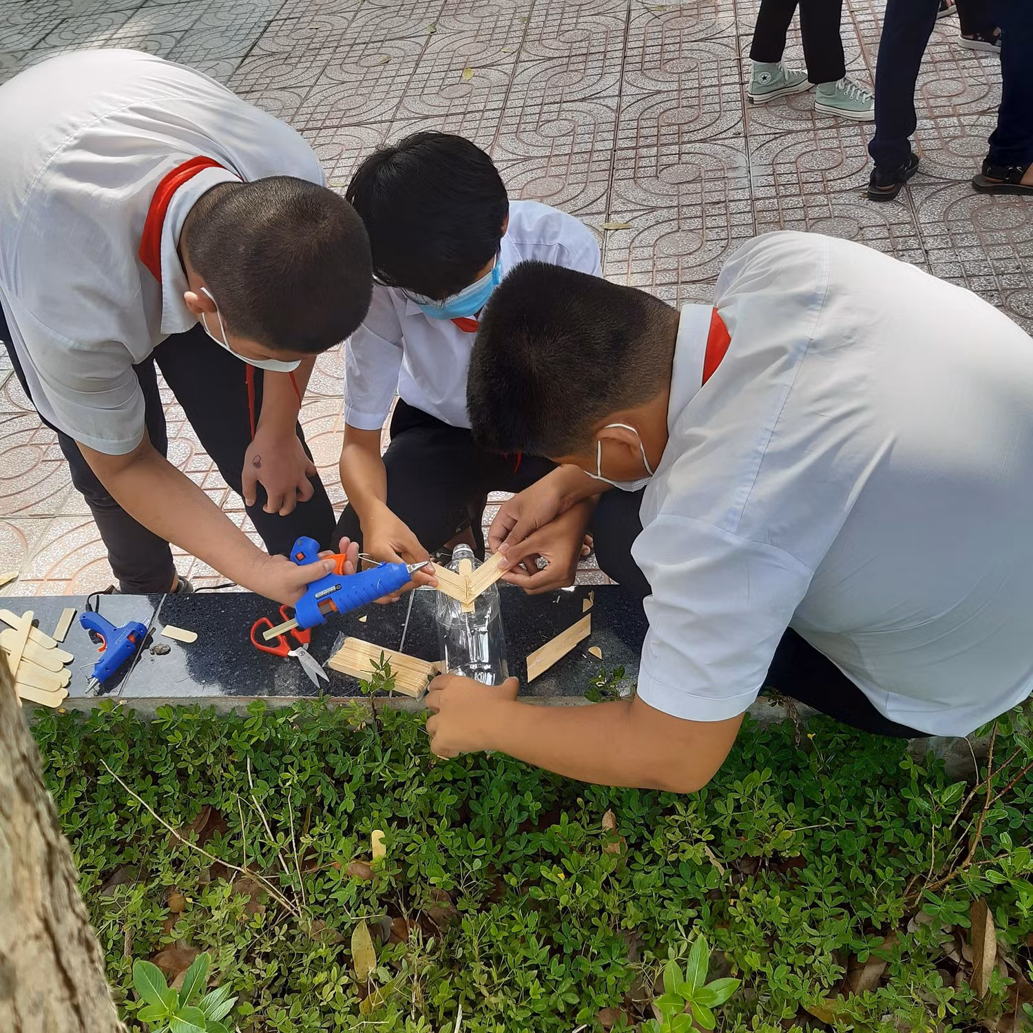 Học sinh say mê thiết kế tên lửa tại gian hàng Vật lý