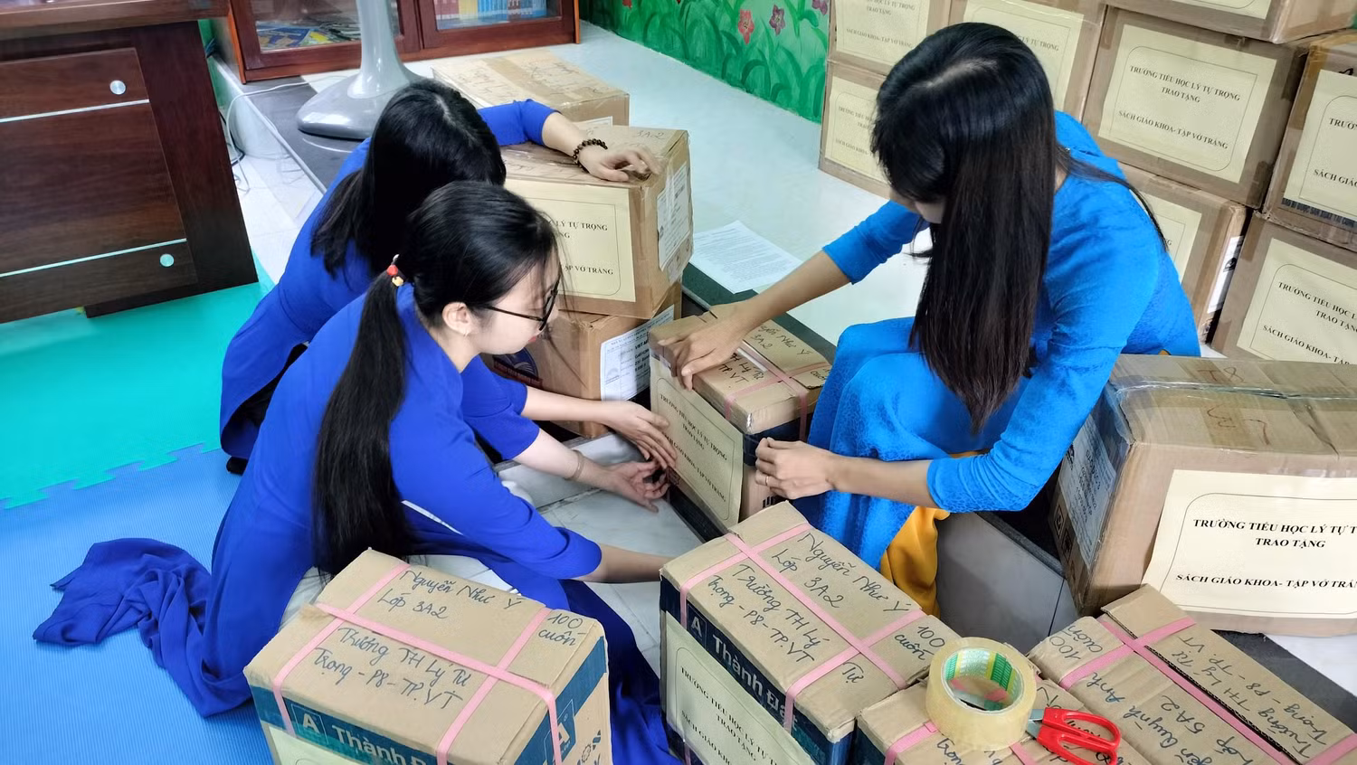 Sau khi sách được phân loại, cô giáo đóng vào thùng riêng, sẵn sàng chuyển đi tặng bạn. Sau khi sách được phân loại, cô giáo đóng vào thùng riêng, sẵn sàng chuyển đi tặng bạn.