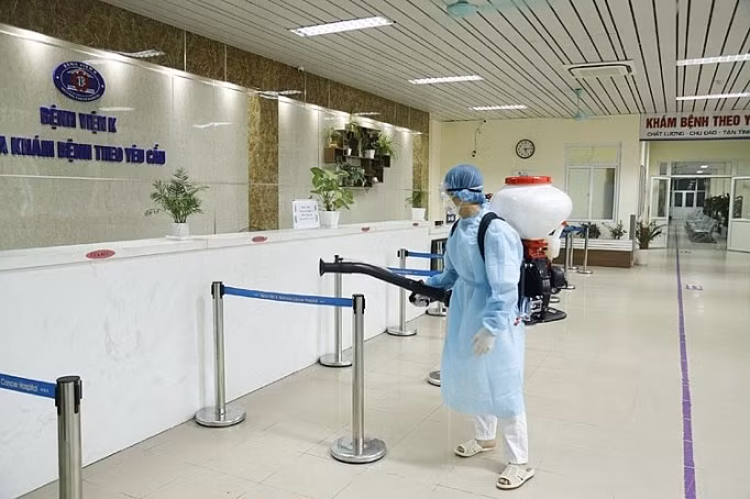 Vệ sinh sạch sẽ các bệnh viện nhằm phòng chống Covid-19.