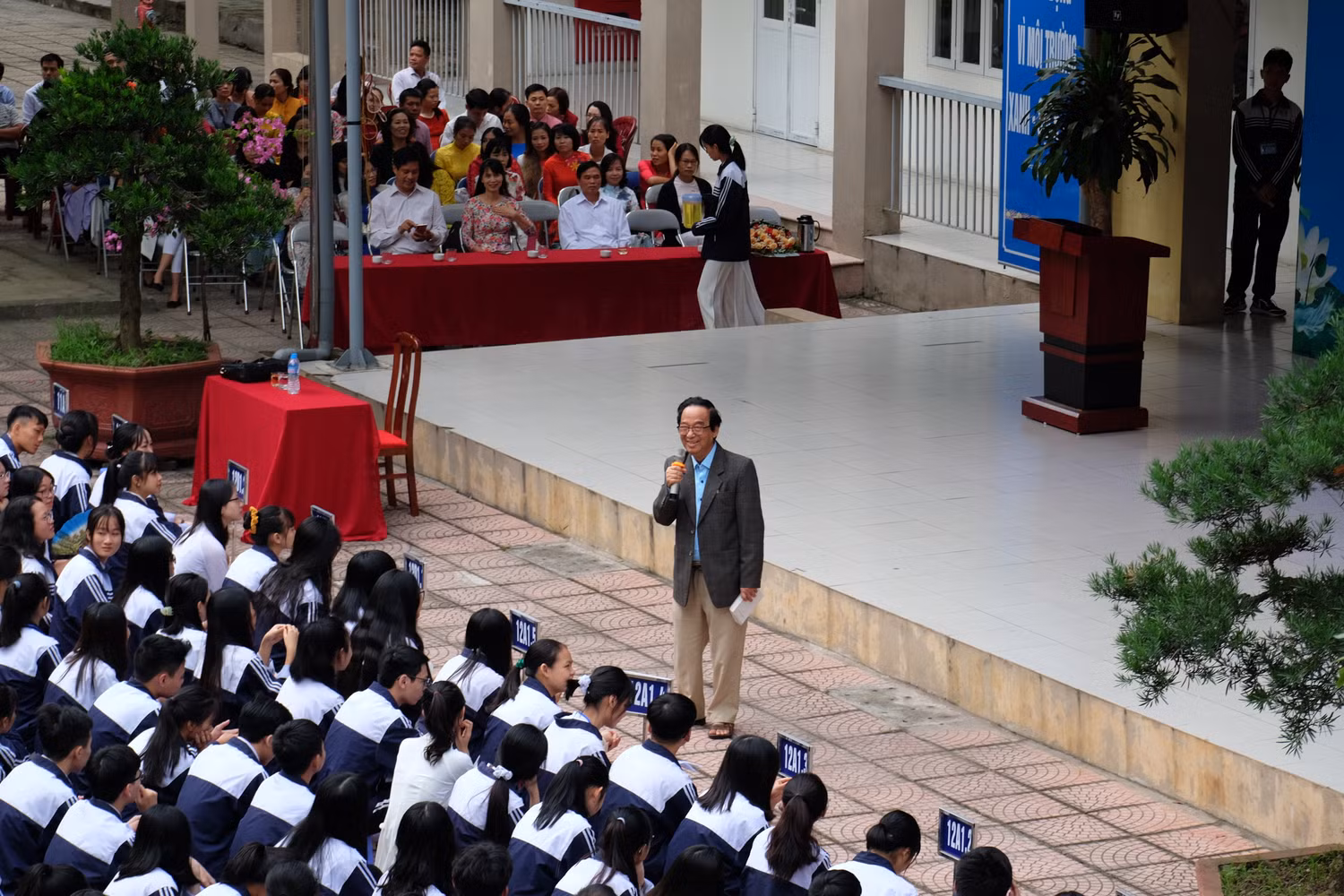Gần 3 giờ đồng hồ, các em đã có những kiến thức bổ ích trước khi chọn lựa tương lai. Ảnh: Lại Cường Gần 3 giờ đồng hồ, các em đã có những kiến thức bổ ích trước khi chọn lựa tương lai. Ảnh: Lại Cường