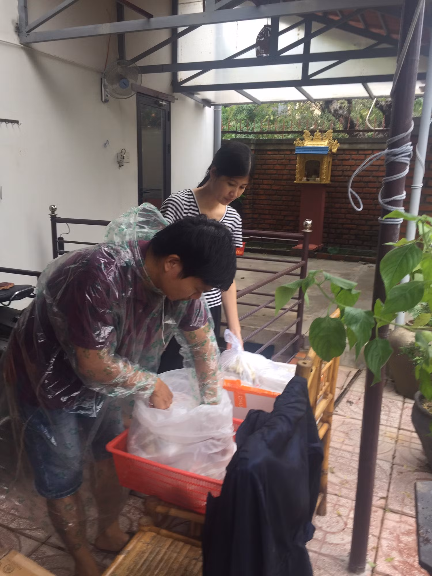 Các thầy tích cực hỗ trợ, ai có gì góp nấy.