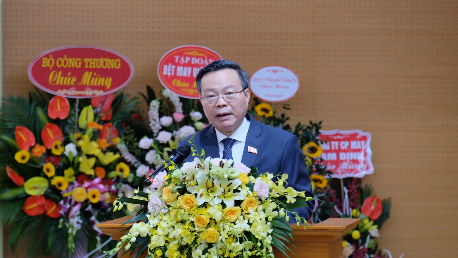 Phó Chủ tịch Quốc hội Phùng Quốc Hiển đã thay mặt lãnh đạo Quốc hội gửi lời chúc mừng đến hơn 400 tân cử nhân khoá 1 của Trường Đại học Công nghiệp Dệt May Hà Nội . Ảnh: LC