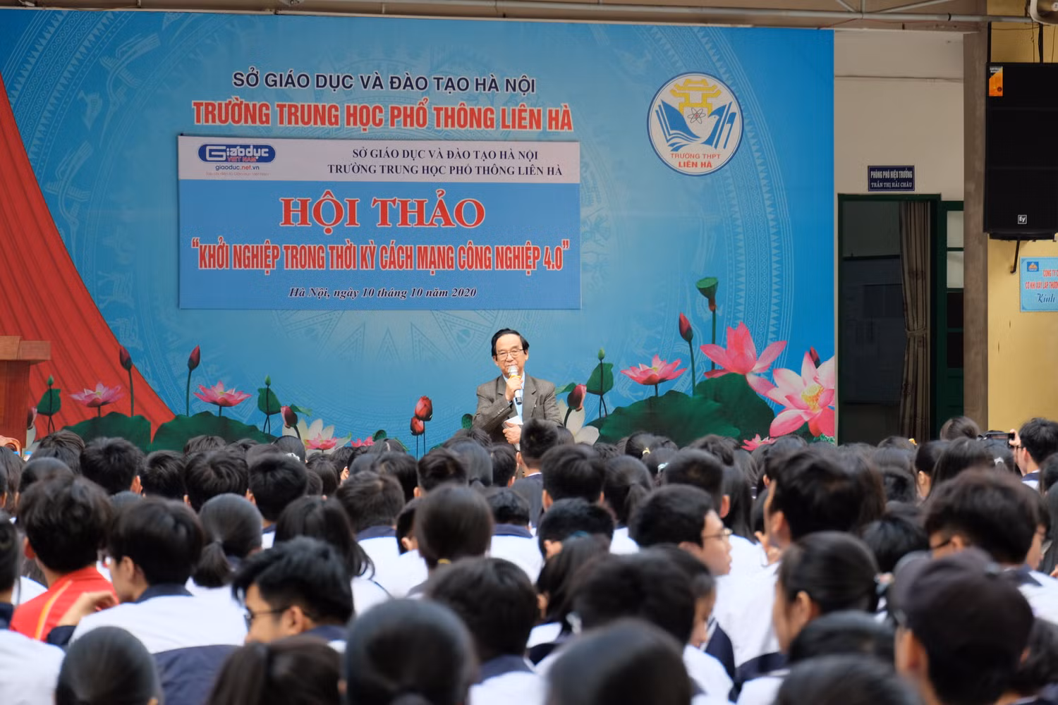 Giáo sư, Nhà Giáo nhân dân Nguyễn Lân Dũng chia sẻ với các em trường Liên Hà. Ảnh: Lại Cường Giáo sư, Nhà Giáo nhân dân Nguyễn Lân Dũng chia sẻ với các em trường Liên Hà. Ảnh: Lại Cường
