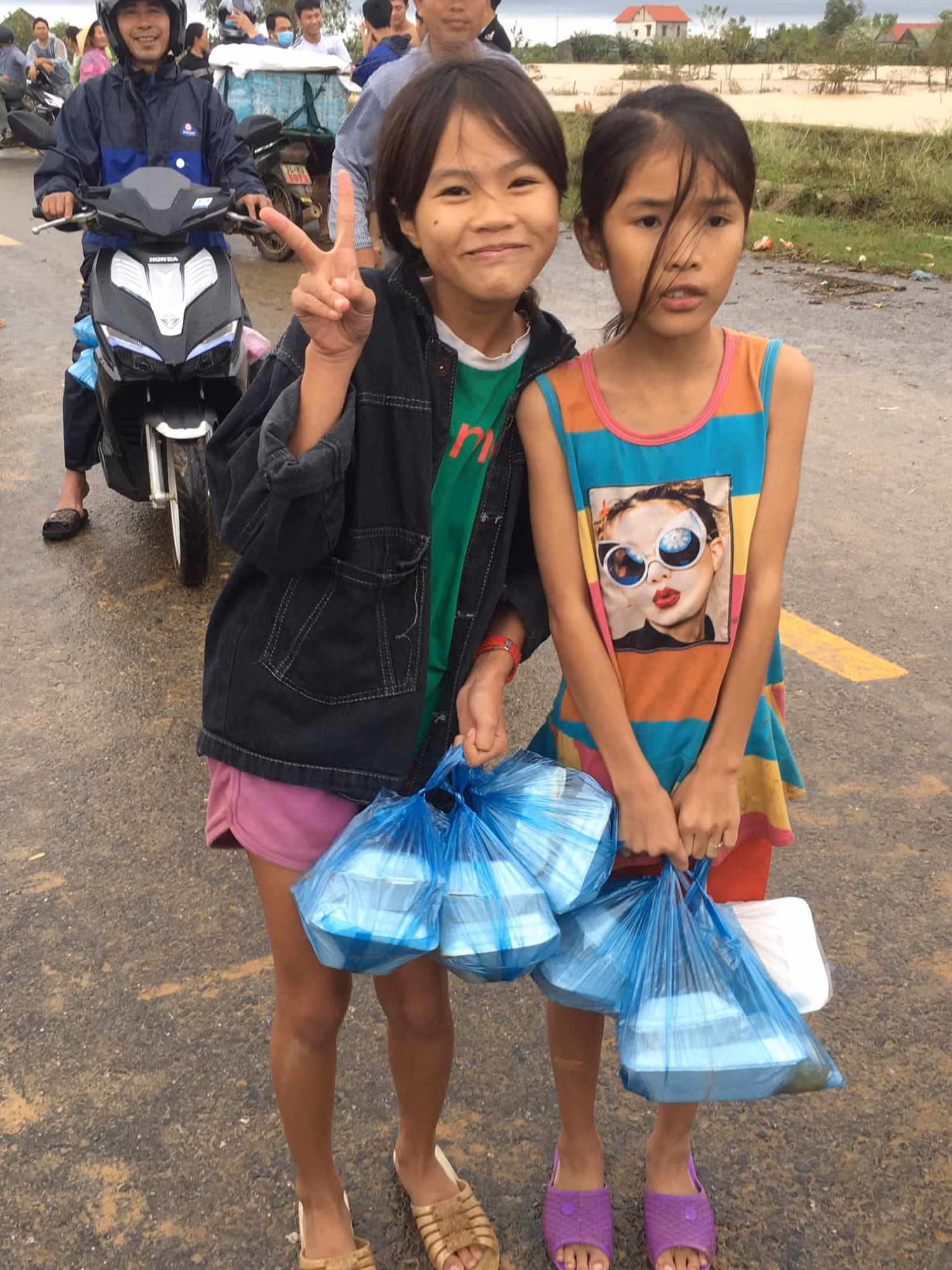 Bữa cơm hỗ trợ người dân vùng lũ. Ảnh: Duyên Võ
