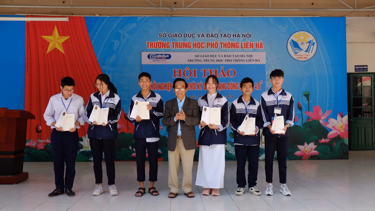 Những phần quà ý nghĩa của Giáo sư Nguyễn Lân Dũng dành cho các em học sinh trường Liên Hà. Ảnh: Lai Cường Những phần quà ý nghĩa của Giáo sư Nguyễn Lân Dũng dành cho các em học sinh trường Liên Hà. Ảnh: Lai Cường