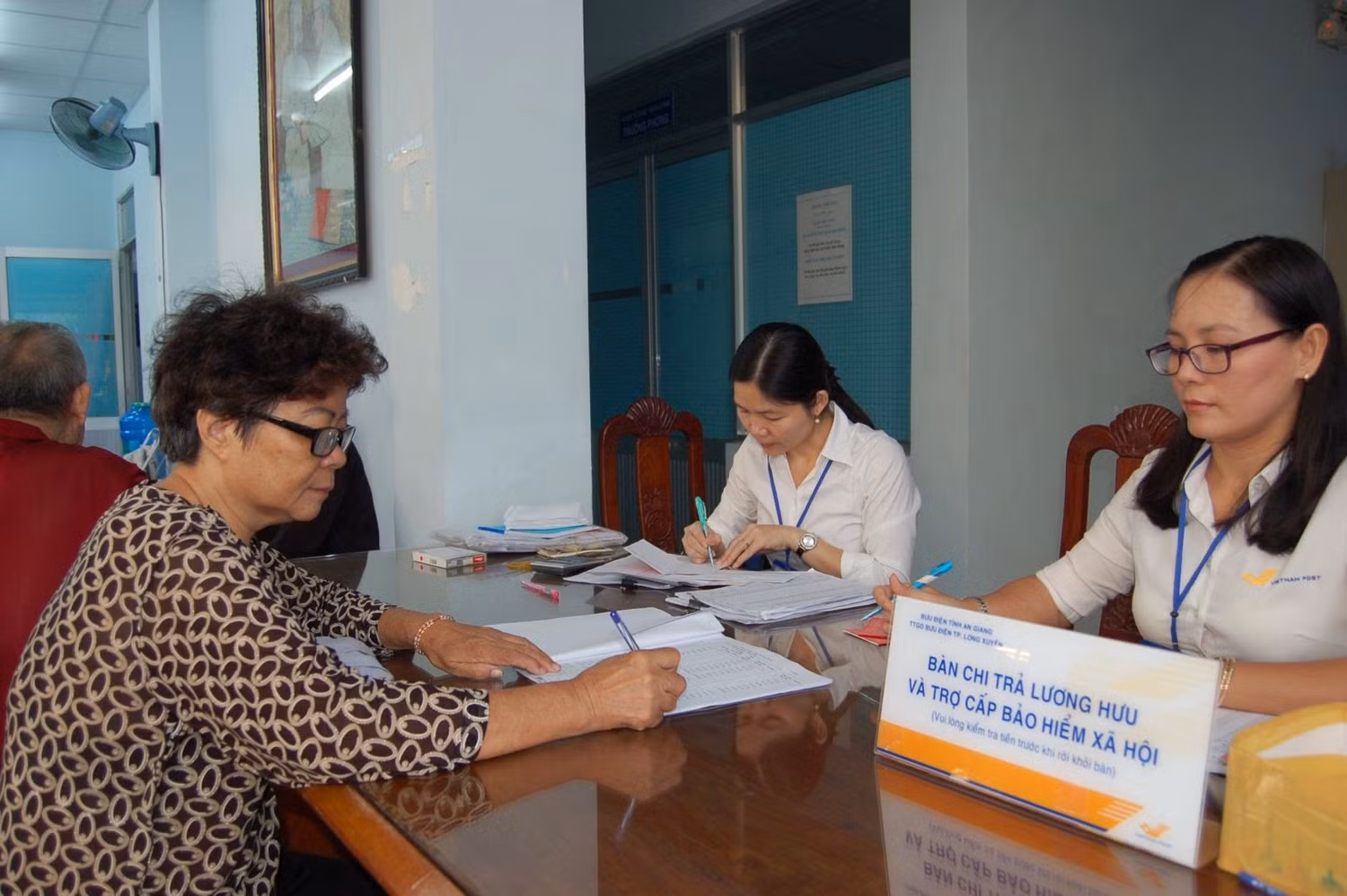 Làm tốt công tác chi trả sẽ củng cố niềm tin của người thụ hưởng bảo hiểm xã hội.