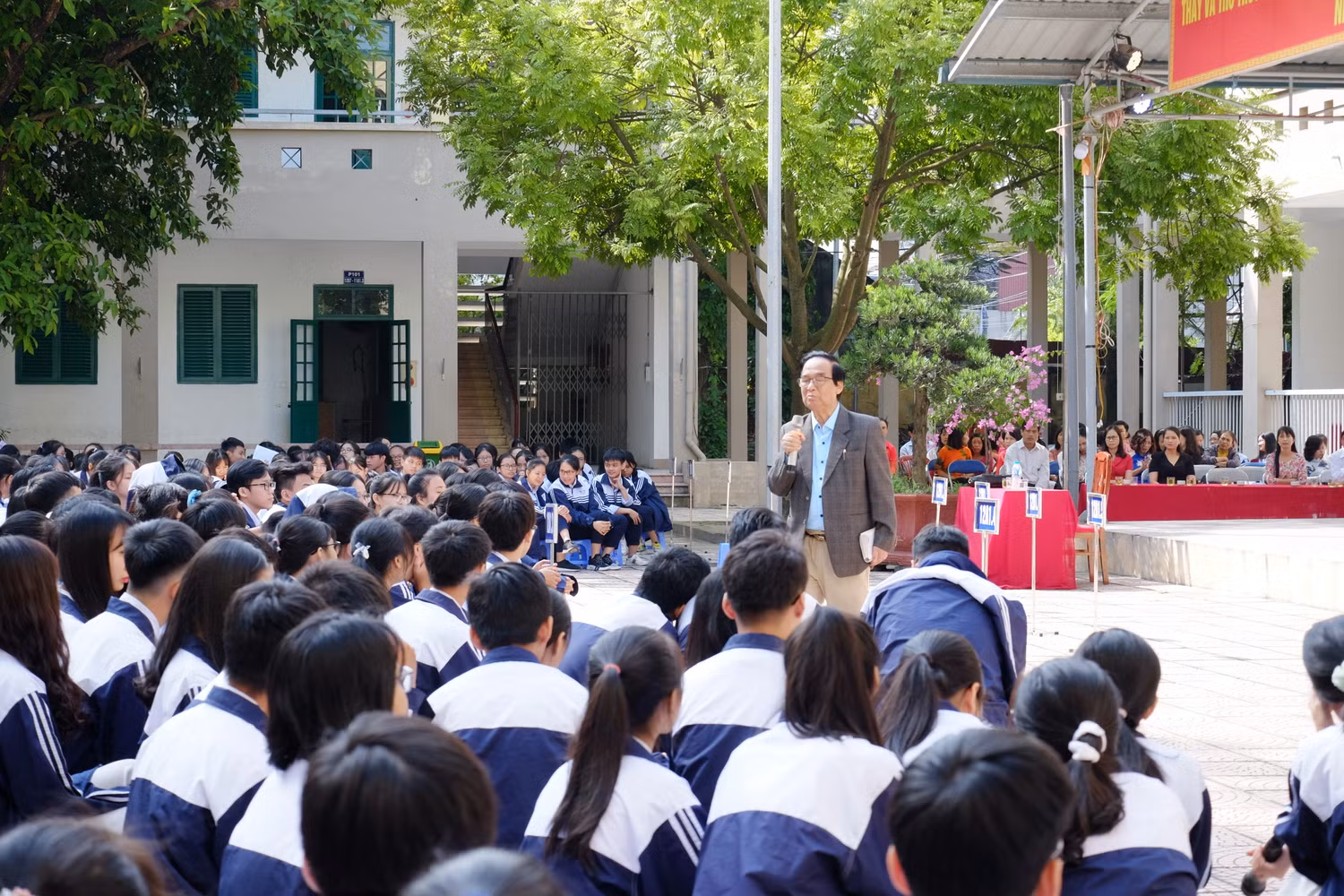 Hạnh phúc của Giáo sư Nguyễn Lân Dũng là cho đi mà không mong nhận lại. Ảnh: Lại Cường Hạnh phúc của Giáo sư Nguyễn Lân Dũng là cho đi mà không mong nhận lại. Ảnh: Lại Cường