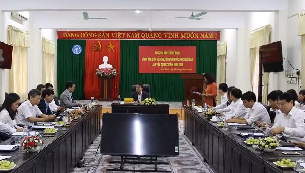 Tổng Giám đốc Bảo hiểm xã hội Việt Nam Nguyễn Thế Mạnh tiếp thu ý kiến và chỉ đạo địa phương.