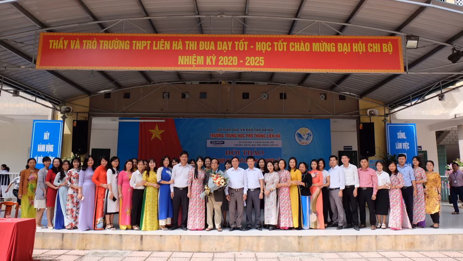 Giáo sư Nguyễn Lân Dũng chụp ảnh với thầy cô giáo trường Liên Hà. Ảnh: Lại Cường Giáo sư Nguyễn Lân Dũng chụp ảnh với thầy cô giáo trường Liên Hà. Ảnh: Lại Cường