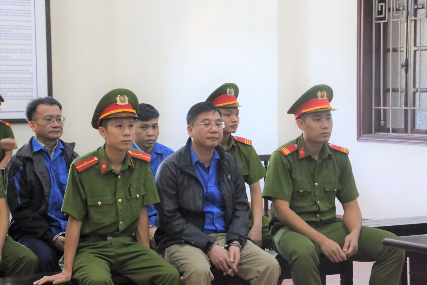 Các bị cáo trong phiên xét xử ngày 22/10. Ảnh: LC