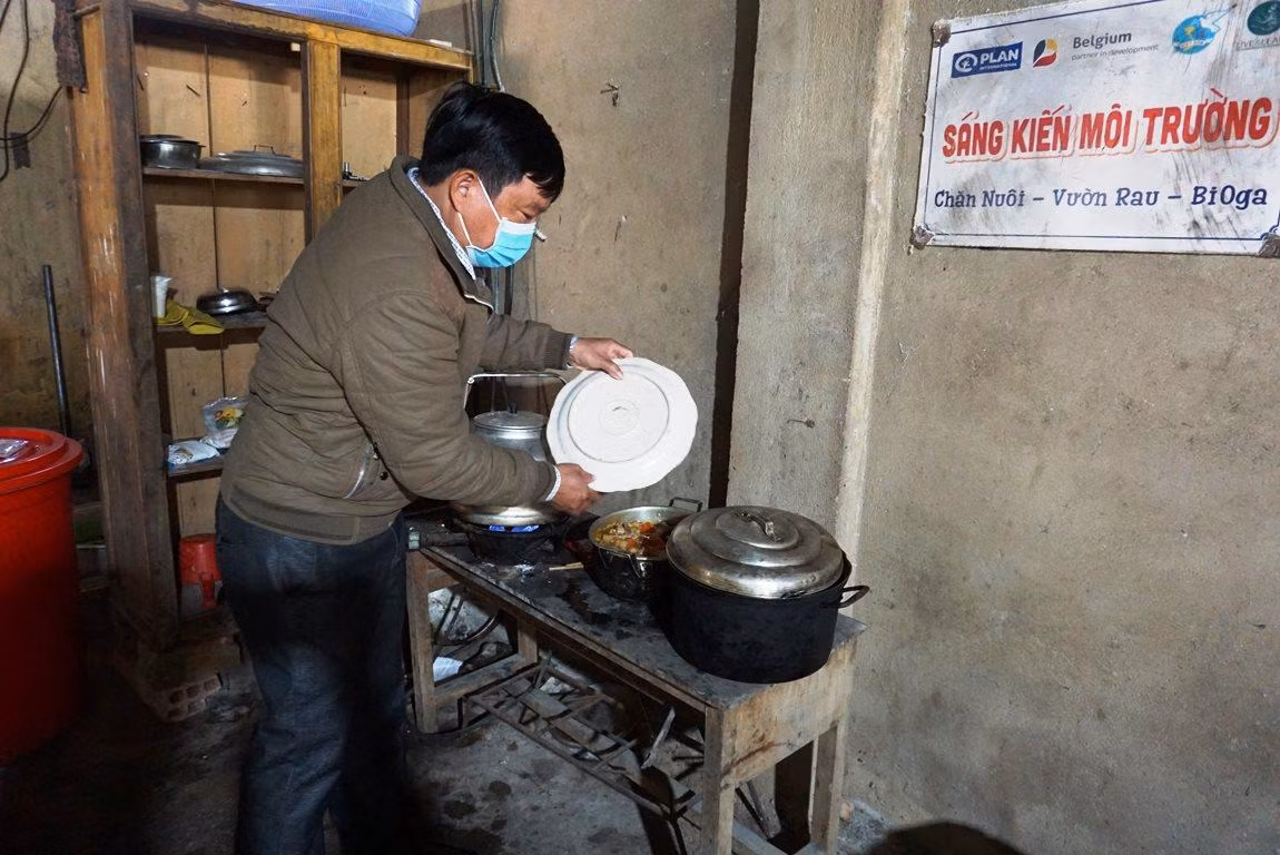 Khi học sinh bị cắt chế độ hỗ trợ, các giáo viên Trường Phổ thông Dân tộc bán trú Tiểu học Măng Cành đã tự nguyện quyên góp, cùng chung tay mua thực phẩm cho các em. Ảnh: MT