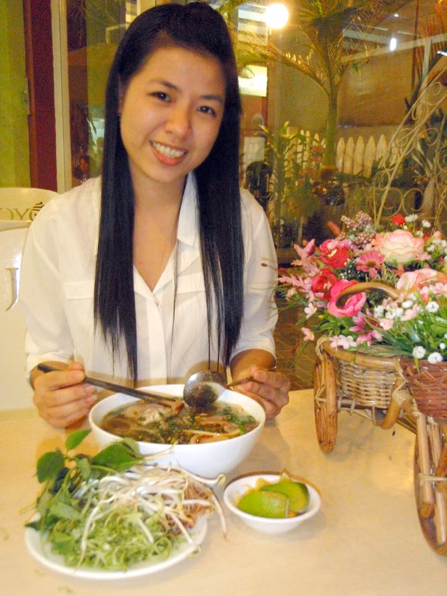 Tôi nhớ da diết, tha thiết hương thơm ngọt ngào và vị ngon đậm đà khó cưỡng lại của món bún bò quê hương Huế thân yêu mà ngày trước ba thường nấu cho cả nhà thưởng thức. Vị ngọt dìu dịu trong tô bún bò của ba đã trở thành kí ức khó quên trong lòng tôi, gắn liền với hình ảnh của ba, của quê hương. Gần đây, tôi mới được biết đó chính là vị Umami. Vị này do một giáo sư người Nhật phát hiện ra, và ông đặt tên theo tiếng Nhật, Umami có nghĩa là Vị Ngon. Thật đúng như tên gọi, vị umami, khi được kết hợp khéo léo với các vị khác làm cho món ăn hài hòa, thơm ngon hơn bội phần. Có lẽ vì vậy vị umami lúc nào cũng được nâng niu trong mỗi món ăn của gia đình người Việt, bên cạnh vị mặn đậm đà của miền Bắc, vị cay xè của miền Trung và vị ngọt thanh thanh của miền Nam. Umami cũng là đặc trưng ẩm thực của cả 3 miền Bắc – Trung – Nam với các món ăn có nước dùng. Từ xưa đến nay, vị umami như một sợi dây vô hình gắn kết các thế hệ trong mỗi gia đình, gắn kết nền ẩm thực các miền, các nước lại với nhau, đưa những nét văn hóa đặc trưng riêng hòa vào nền văn hóa chung. Bún bò Huế của ba làm mang đậm chất ẩm thực Huế, nước dùng có vị umami của giò heo hòa quyện với vị umami của thịt thăn bò, của nước cốt ruốc và đậm đà hơn khi nêm thêm tinh chất umami có trong bột ngọt Ajinomoto. Thêm vào đó, vị sa tế cay nồng đặc trưng của xứ Huế góp phần tạo nên món ăn vô cùng đậm đà, hấp dẫn cả gia đình những khi quây quần bên nhau. Mỗi lần nghe thoang thoảng hương thơm đặc trưng bún bò Huế, những hình ảnh gia đình lại sống dậy như tôi đang thật sự trở về quê hương Huế mộng mơ, với sông Hương, núi Ngự, với tất cả những ký ức khó quên ngày nào. Trong vô thức, tôi ngân nga câu hát ngày nhỏ vẫn thường nghe những lúc ngồi trước tivi dụi đầu vào lòng ba: “Mái ấm gia đình, Ajinomoto…”