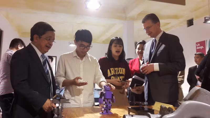Một sản phẩm robot tự động được giới thiệu đến khách tham quan. Một sản phẩm robot tự động được giới thiệu đến khách tham quan.