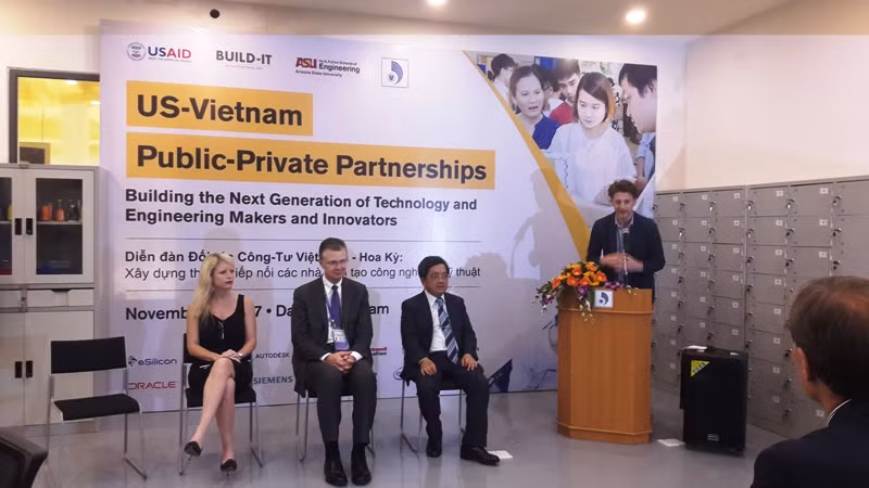 Tân Đại sứ Hoa Kỳ tại Việt Nam ông Dan Kritenbrink cùng các doanh nghiệp Hoa Kỳ trong ngành khoa học công nghệ đã đến thăm Đại học Đà Nẵng. Tân Đại sứ Hoa Kỳ tại Việt Nam ông Dan Kritenbrink cùng các doanh nghiệp Hoa Kỳ trong ngành khoa học công nghệ đã đến thăm Đại học Đà Nẵng.